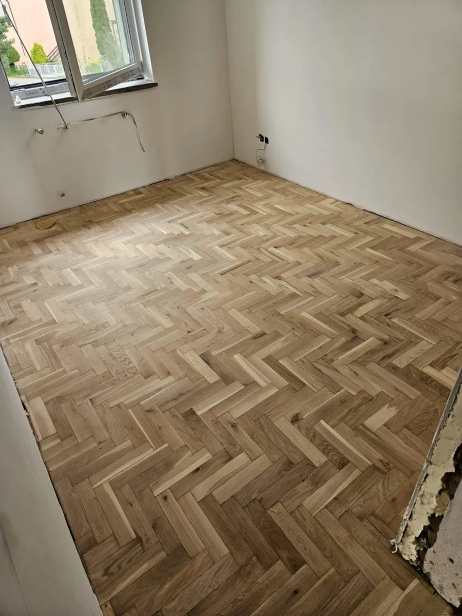 A renewed herringbone parquet in a room under renovation
