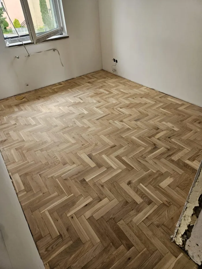 A renewed herringbone parquet in a room under renovation
